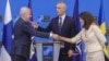 Ministar inostranih poslova Finske Peka Havisto i švedska ministarka spoljnih poslova An Linde prisustvuju konferenciji za novinare sa generalnim sekretarom NATO-a Jensom Stoltenbergom, psole potpisivanja protokola NATO o pristupanju Finske i Švedske Alijansi, 5. jula 2022.