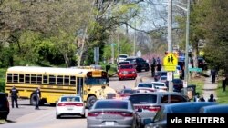 La policía responde a un tiroteo en Austin-East Magnet High School en Knoxville, Tennessee, EE. UU., el 12 de abril de 2021.