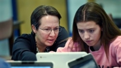 Seorang guru pustakawan di sekolah menengah Connecticut (kiri), bersama siswanya di kelas Digital, 20 Desember 2017.