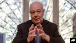El prefecto del Archivio Apostólico Vaticano, el obispo Sergio Pagano, habla en su oficina en el Vaticano, el 14 de febrero de 2024, durante una entrevista con The Associated Press.
