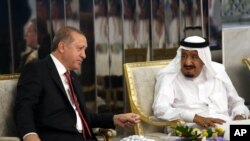 ប្រធានាធិបតី​តួកគី Recep Tayyip Erdogan (ឆ្វេង) ជួប​ជាមួយ​ស្តេច​ Salman នៅ​ទីក្រុង Jiddah ប្រទេស​អារ៉ាប៊ីសាអូឌីត កាល​ពី​ថ្ងៃទី​២៣ ខែ​កក្កដា។