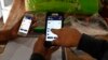 La gente usa la billetera electrónica Chivo del gobierno salvadoreño, luego de que los bitcoins fueran puestos en circulación en todo el país como moneda de curso legal, en Sensuntepeque, El Salvador, el 9 de septiembre de 2021.