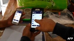 La gente usa la billetera electrónica Chivo del gobierno salvadoreño, luego de que los bitcoins fueran puestos en circulación en todo el país como moneda de curso legal, en Sensuntepeque, El Salvador, el 9 de septiembre de 2021.