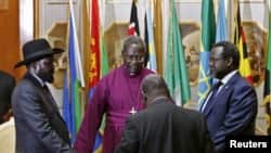À droite Riek Machar, à gauche Salva Kiir, lors d'une prière à Addis Abada, le 9 mai 2014.