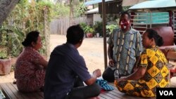 លោក ហ៊ី សុខុម (ពាក់ម៉ាស់) វ័យ៥០ឆ្នាំ ប្រកបរបររត់រ៉ឺម៉កកង់បី រស់នៅក្នុងស្រុកកៀនស្វាយ ខេត្តកណ្តាលជាមួយក្រុមគ្រួសារ។ លោកថា លោកកំពុងតែជួបការលំបាកក្នុងការរកប្រាក់សងទៅធនាគារដោយសារការរីរាលដាលនៃជំងឺកូវីដ១៩។ (ផន បុប្ផា/VOA )