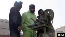 دستگاه قضایی ایران بارها حکم قصاص از جمله بریدن انگشت و دست را بخصوص در ملاعام اجرا کرده است. 