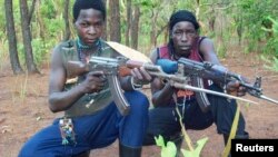 Des combattants de l'Armée de résistance du Seigneur en posture de tirs avec leurs fusils à l'intérieur de la forêt près de la rivière Mbou en République centrafricaine, 4 Avril 2012. REUTERS 