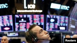 Un trader sur le parquet de la Bourse de New York peu avant la cloche de clôture, alors que le marché prend une forte baisse à New York, aux États-Unis, le 25 février 2020. (REUTERS/Lucas Jackson)