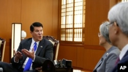 키스 크라크 미 국무부 경제성장·에너지·환경 담당 차관이 지난해 11월 서울에서 강경화 한국 외교장관과 만났다.
