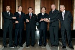 지난 2007년 2.13 합의 직후 베이징에서 북 핵 6자회담 각국 대표들이 기념촬영을 했다. 왼쪽부터 사사에 겐이치로 일본 외무성 아시아대양주국장, 천영우 한국 외교부 한반도평화교섭본부장, 김계관 북한 외무성 부상, 우다웨이 중국 외교부 부부장, 크리스토퍼 힐 미국 국무부 동아시아태평양 담당 차관보.