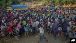 ជនជាតិ​រ៉ូហ៊ីងយ៉ា​ឥស្លាម​ម្នាក់​ដែល​ឆ្លង​កាត់​ពី​ប្រទេស​មីយ៉ាន់ម៉ា​ទៅ​ក្នុង​ប្រទេស​បង់ក្លាដែស​វាយ​ជន​ភៀស​ខ្លួន​ផ្សេង​ទៀត​ នៅ​ពេល​ការ​វាយតប់​គ្នា​ផ្ទុះ​ឡើង​ក្នុង​ពេល​ចែក​ជំនួយ​មួយ​នៅ​ក្បែរ​ជំរំ​ជន​ភៀស​ខ្លួន Balukhali ប្រទេស​បង់ក្លាដែស កាលពី​ថ្ងៃទី២៥ ខែកញ្ញា ឆ្នាំ២០១៧។