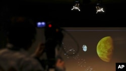 Evènement de l'Agence spatiale italienne à l’occasion de l'atterrissage du module Schiaparelli à la surface de la mars à Rome, le 19 octobre 2016. (AP / Gregorio Borgia)
