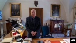El prefecto del Archivio Apostólico Vaticano, el obispo Sergio Pagano, posa en su oficina en el Vaticano, el 14 de febrero de 2024, después de una entrevista con The Associated Press.