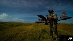 Arhiva - Pripadnik specijalnih snaga američke vojske na nepoznatoj lokaciji u Somaliji, 28. juna 2020.
