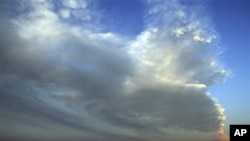 Chất khí và các mảnh đá nóng phun lên từ núi lửa Popocatepetl. Các thị trấn nằm dọc theo sườn núi bị phủ dướí lóp tro bụi