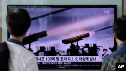 14일 한국 서울역에서 시민들이 북한 미사일 발사에 관한 TV뉴스 보도를 시청하고 있다. 
