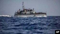 Arhiva - Fotografija broda sa migrantima, koji je napravila obalna straže Libije, u blizini obale te zemlje, 24. juna 2018. (Foto via AP)