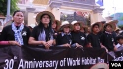 ក្រុម​អ្នក​តវ៉ា​មក​ពី​សហគមន៍​ ដែល​មាន​ជម្លោះ​ដី​ធ្លី​ប្រមាណ​១០០០​នាក់​ នៅ​ក្នុង​រាជធានី​ភ្នំពេញ​ បាន​ហែ​ញតិ្ត​ទៅ​ដាក់​រដ្ឋ​សភាជាតិ​ ក្នុង​ឱកាស​ទិវា​លំនៅដ្ឋាន​ពិភពលោក​ខួប​លើក​ទី​៣០ កាល​ពី​ថ្ងៃ​ទី​៥ ខែ​តុលា ឆ្នាំ​២០១៥។​ (ឡេង ឡែន/VOA)