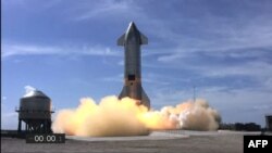 Purwarupa (prototipe) Wahana antariksa Starship SN10 buatan SpaceX sebelum uji terbang di fasilitas pengujian dekat Boca Chica Village, di Brownsville, Texas, 3 Maret 2021. (Foto: SpaceX via AFP)