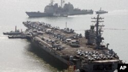 美國里根號航母和一艘神盾艦在韓國釜山港口