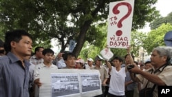 示威者7月10日在中国驻越南大使馆附近抗议