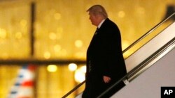 Трамп в аеропорту LaGuardia, Нью-Йорк.