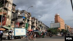 រូបឯកសារ៖ ទិដ្ឋភាព​ជា​ទូទៅ​នៃ​អគារ​ប៊ូលឌីង​និង​អ្នក​រស់​នៅ​ក្នុង​អគារ​ប៊ូលឌីញ​ក្នុង​រាជធានី​ភ្នំពេញ​កាល​ពី​ថ្ងៃ​សុក្រ​ទី​៥ ខែ​កញ្ញា ឆ្នាំ​២០១៤។ (នូវ ពៅលក្ខិណា/VOA) 