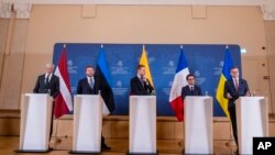 Міністр закордонних справ України Дмитро Кулеба (праворуч) під час спільної пресконференції з главами МЗС Латвії Кріш’янісом Карінсом (л), Естонії – Маргусом Цахкною, Литви – Габріеліусом Ландсбергісом, Франції – Стефаном Сежурном у МЗС Литви, Вільнюс, 8 березня 2024 р. (AP)