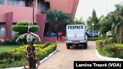 Un vehicule du Fespaco dans la cour du palais des sports de Ouaga2000, où se tient le festival, à Ouagadougou, au Burkina Faso, le 22 octobre 2021.