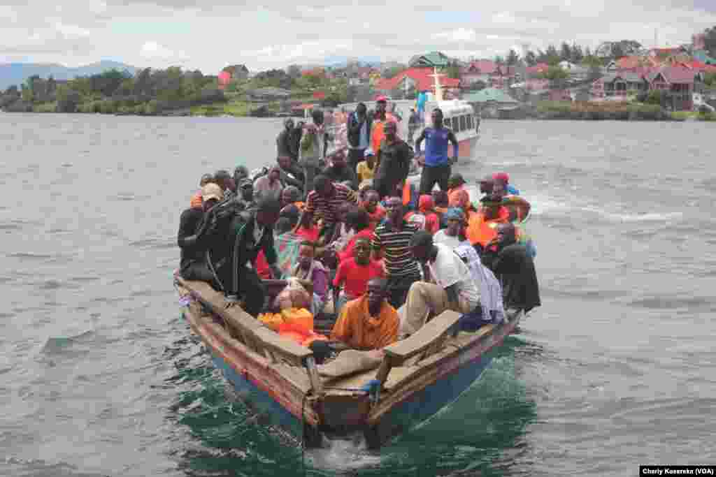 Des rescapés du naufrage sur le lac Kivu lundi 30 novembre transportés dans une pirogue motorisée. Vingt-six rescapés ainsi que le corps d'un enfant ont été repêchées après qu’un canot rapide a chaviré dans le lac Kivu. VOA/Charly Kasereka