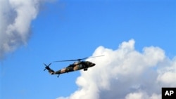 Helikoptera Artêşa Tirkiyê li esmanê herêma Kurdistanê li nêzîk Çelê.