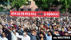 북한이 탈북민 단체의 대북전단 살포와 남한 정부의 대응을 강하게 비난하는 가운데, 노동계급과 직맹원들의 항의군중집회가 지난 7일 개성시문화회관 앞마당에서 진행됐다.