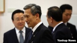 한국의 신임 김관진 국가안보실장(가운데)이 2일 청와대에서 열린 수석비서관회의에 앞서 수석비서관들과 인사하고 있다. 