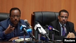 Redwan Hussein, ministre d'État aux Affaires étrangères et porte-parole du nouveau groupe de travail sur l'état d'urgence, et Mulu Nega, chef de la direction de l'administration provisoire de l'État régional national du Tigray, à Addis-Abeba, le 19 novembre 2020.