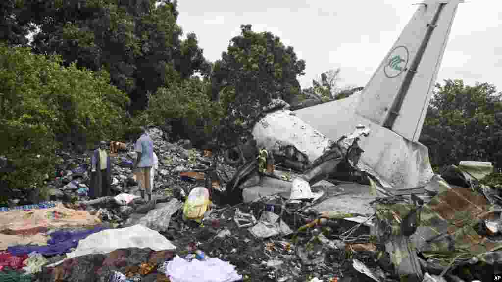 Les débris de l'avion-cargo écrasé à Juba, Sud-Soudan, le 4 novembre 2015. (AP Photo/Jason Patinkin)
