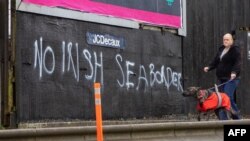 Foto: ARHIVA Grafiti protiv morske granice sa Irskom u južnom delu Belfasta, 2. februara 2021. 