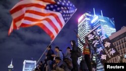 香港民眾匯集在中環愛丁堡廣場揮舞美國國旗舉行感恩節集會。（2019年11月28日）