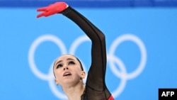 俄羅斯花樣滑冰運動員卡米拉·瓦利耶娃（Kamila Valieva）在2022年北京冬季奧運會上比賽。（法新社）