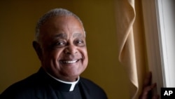Uskup Agung Washington D.C. Wilton Gregory berpose untuk sebuah potret setelah Misa di Gereja St. Augustine di Washington, 2 Juni 2019. (Foto: AP)