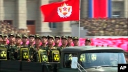 한국전 정전 60주년인 지난 2013년 7월 북한이 개최한 열병식에서 군인들이 방사능 표시가 붙은 배낭을 매고 참가했다. 당시 군은 북한이 소형 핵무기인 '핵배낭'을 제작할 능력은 없는 것으로 판단한다고 밝혔다. 