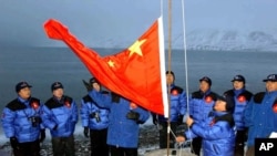 中国2001年10月31日在北极圈内设立考察站。2018年1月26日，中国首次发表北极政策白皮书，声称依据联合国海洋法公约中国拥有在北冰洋开采资源与航行、飞越等权利。而另一方面，由于中国被认为无视这一公约、在南中国海大举造岛和实施军事化，因此它对北极的浓厚兴趣引起美国等许多国家的忧虑。
