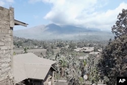 Gunung Lewotobi Danau-Laki memuntahkan asap vulkanik saat desa yang terkena dampak letusannya terlihat di Flores Timur, 5 November 2024. (Foto: AP)