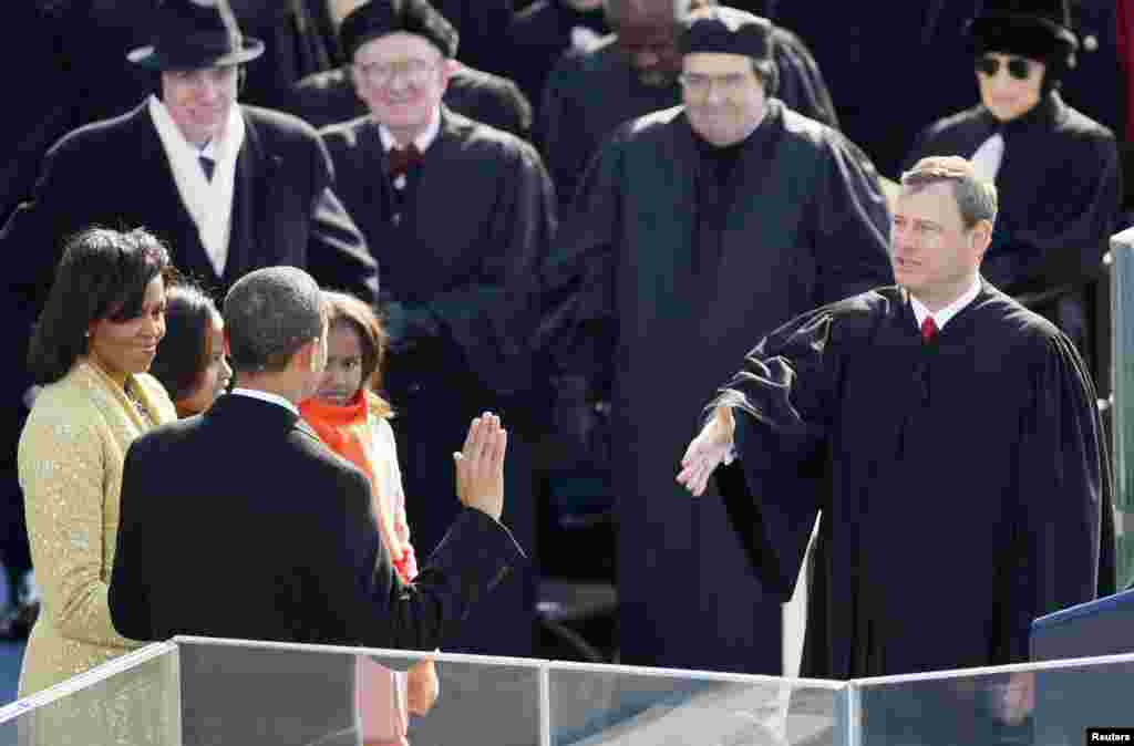Tổng thống Obama tuyên thệ nhậm chức trước Chánh án Tối cao Pháp viện John Roberts, ngày 20/1/2009.