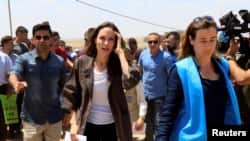 អ្នកស្រី Angelina Jolie ចូលរួម​សន្និសីទ​កាសែត​មួយ​ក្នុង​ពេល​ទស្សនកិច្ច​របស់​អ្នកស្រី​ទៅ​កាន់​ជំរំ​សម្រាប់​ជន​ភៀស​ខ្លួន​ស៊ីរី​នៅ​ក្នុង​ក្រុង Dohuk​ ប្រទេស​អ៊ីរ៉ាក់ កាលពី​ថ្ងៃទី១៧ ខែមិថុនា ឆ្នាំ២០១៨។