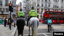 Ridžent Skver u Londonu, dan pošto je premijer Boris Džonson saopštio da od četvrtka stupaju na snagu jednomesečne nove restriktivne mere zbog epidemije koronavirusa. 