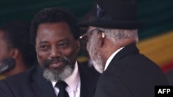 Mokonzi ya kala ya RDC Joseph Kabila azali kosolola na mokonzi ya kala ya Namibie Sam Nujoma na matanga ya mokonzi ya kala ya Zibambwe Robert Mugabe, na Harare, 14 septembre 2019.
