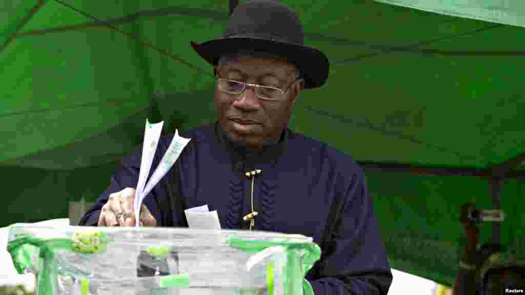 Le président Goodluck Jonathan du Nigeria place son votedans l’urne, dans sa paroisse d' Otuoke, dans l'État de Bayelsa, samedi 28 mars 2015.