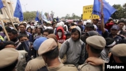 Para pekerja di daerah industri di Tangerang berdemonstrasi menuntut perbaikan upah dan kontrak. (Foto: Reuters)