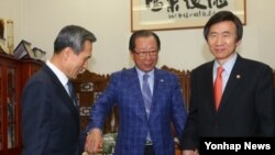 윤병세 한국 외교부 장관(오른쪽)과 김관진 국방장관(왼쪽)이 21일 국회로 안홍준 외교통일위원장(가운데)을 방문해 미한 방위비분담 특별협정 비준동의안의 조속한 처리를 요청하고 있다.