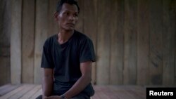 លោក Kon Pun ជា​អតីត​ទាហាន​ខ្មែរ​ក្រហម​​អាយុ​៤៩​ឆ្នាំ​មួយ​រូប (នៅ​ឆ្នាំ​២០០៩) អង្គុយ​នៅ​មុខ​ផ្ទះ​​​របស់​លោក​កាល​ពី​ថ្ងៃ​ទី​១៣ ខែ​កុម្ភៈ ឆ្នាំ​២០០៩ ​នៅ​ប៉ៃលិន ដែល​ជា​អតីត​មូលដ្ឋាន​រឹង​មាំ​ចុង​​ក្រោយ​នៃ​ចលនា​ខ្មែរ​ក្រហម។